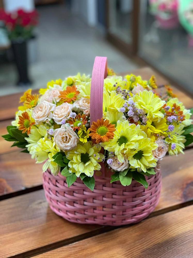 Цветочная композиция из Хризантемы и Розы в корзине в Боровёнка