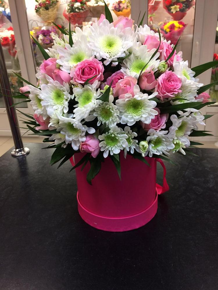 Цветочная композиция из Розы и Хризантемы в шляпной коробке в Боровёнка