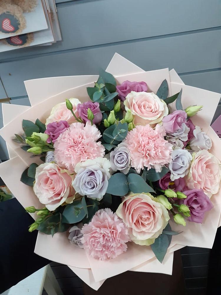 Букет цветов из: Розы, Гвоздики и Лизиантусы в Боровёнка